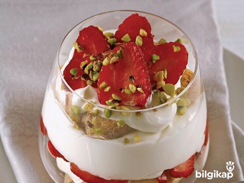 Çilek Soslu Tiramisu  Tarifler Yaş Pasta Tarifleri